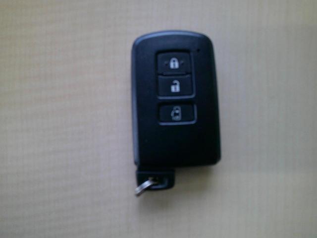 ヴォクシー ハイブリッドＶ　クルコン　ＬＥＤライト　シートヒーター　Ｗエアコン　フルセグＴＶ付ナビ　アルパインフリップダウンモニター　バックカメラ　７人乗り　フラットシート（29枚目）