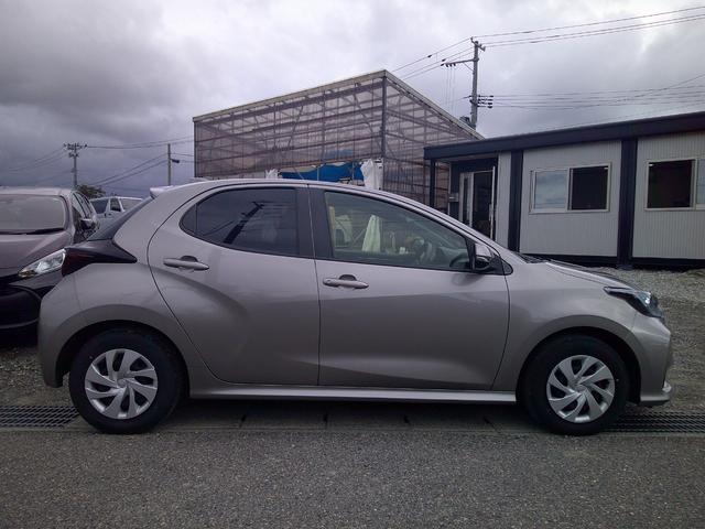 ヤリス ハイブリッドＸ　禁煙車　メーカー保証付　レーダークルコン　踏み間違い防止　障害物センサー　オートライト　Ａハイビーム　純正ディスプレイオーディオナビ　バックカメラ（5枚目）