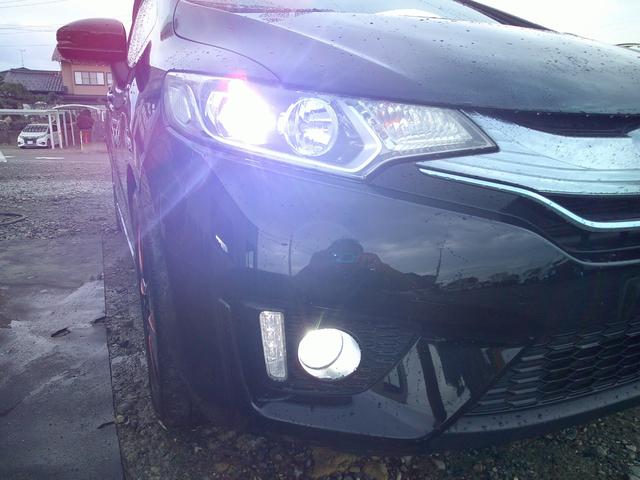 フィットハイブリッド Ｓパッケージ　Ｓパッケージ　禁煙車　クルコン　パドルシフト　ＬＥＤヘッドライト　ＬＥＤフォグ　リヤスポイラー　社外１６インチアルミ　フルセグＴＶナビ　バックカメラ（3枚目）