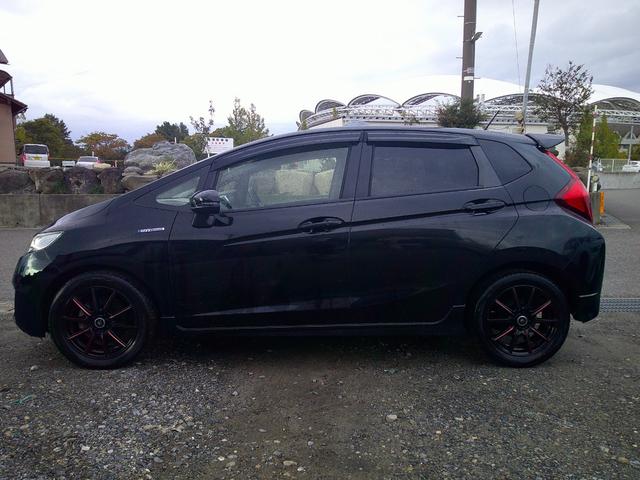 フィットハイブリッド Ｓパッケージ　Ｓパッケージ　禁煙車　クルコン　パドルシフト　ＬＥＤヘッドライト　ＬＥＤフォグ　リヤスポイラー　社外１６インチアルミ　フルセグＴＶナビ　バックカメラ（6枚目）