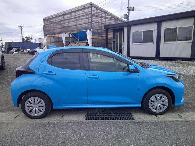 ヤリス ハイブリッドＸ　４ＷＤ　レーダークルコン　全周囲カメラ　踏み間違い防止　障害物センサー　パーキングアシスト　ＢＳＭ　ワイパーデアイサ―　純正ディスプレイオーディオナビ（5枚目）