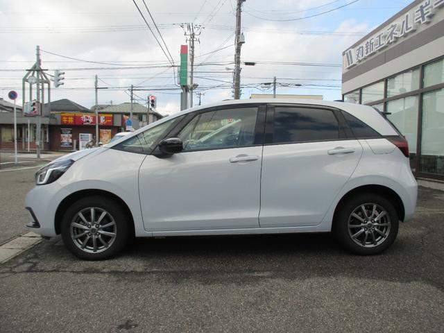 フィット e:HEVホーム 20周年特別仕様車 メゾン 4WD 特別仕様車メゾン ホンダセンシング 純正ナビ フルセグTV DVD CD Bluetooth 前後ドラレコ LED ETC 純正16アルミ スタッドレス有 ワンオーナー 記録簿 取説 保証書(6枚目)