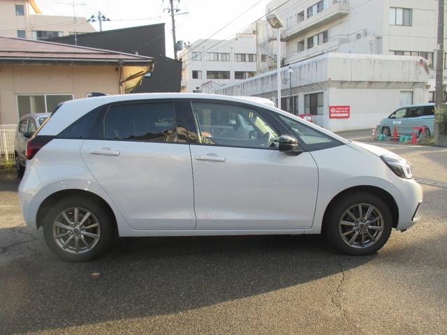 フィット e:HEVホーム 20周年特別仕様車 メゾン 4WD 特別仕様車メゾン ホンダセンシング 純正ナビ フルセグTV DVD CD Bluetooth 前後ドラレコ LED ETC 純正16アルミ スタッドレス有 ワンオーナー 記録簿 取説 保証書(8枚目)