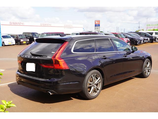 Ｖ９０ Ｔ５　モメンタム　純正１８インチアルミ夏タイヤ・冬タイヤ　黒革シート　前席パワーシート　前席シートヒーター　全周囲カメラ　レーダークルーズコントロール　コーナーセンサー　スマートキー　デュアルオートエアコン　ＬＥＤ（5枚目）