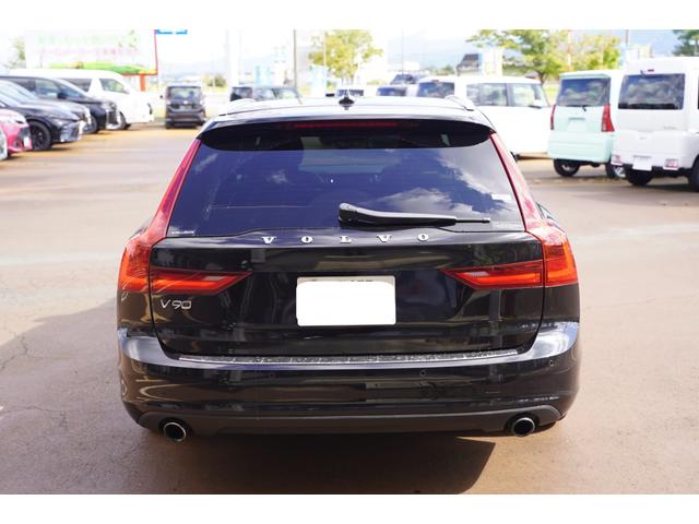Ｖ９０ Ｔ５　モメンタム　純正１８インチアルミ夏タイヤ・冬タイヤ　黒革シート　前席パワーシート　前席シートヒーター　全周囲カメラ　レーダークルーズコントロール　コーナーセンサー　スマートキー　デュアルオートエアコン　ＬＥＤ（6枚目）