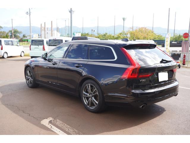 Ｖ９０ Ｔ５　モメンタム　純正１８インチアルミ夏タイヤ・冬タイヤ　黒革シート　前席パワーシート　前席シートヒーター　全周囲カメラ　レーダークルーズコントロール　コーナーセンサー　スマートキー　デュアルオートエアコン　ＬＥＤ（7枚目）