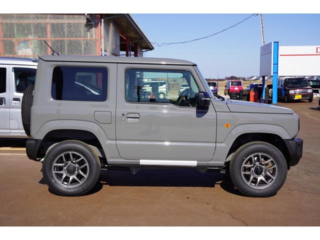 ジムニー ＸＣ　届出済未使用車　セーフティサポート　レーダークルーズ　コーナーセンサー　シートヒーター　ＬＥＤヘッド　オートハイビーム　純正１６インチＡＷ　スマートキー　オートエアコン　革巻きステアリング（4枚目）