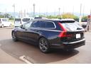 Ｖ９０ Ｔ５　モメンタム　純正１８インチアルミ夏タイヤ・冬タイヤ　黒革シート　前席パワーシート　前席シートヒーター　全周囲カメラ　レーダークルーズコントロール　コーナーセンサー　スマートキー　デュアルオートエアコン　ＬＥＤ（7枚目）