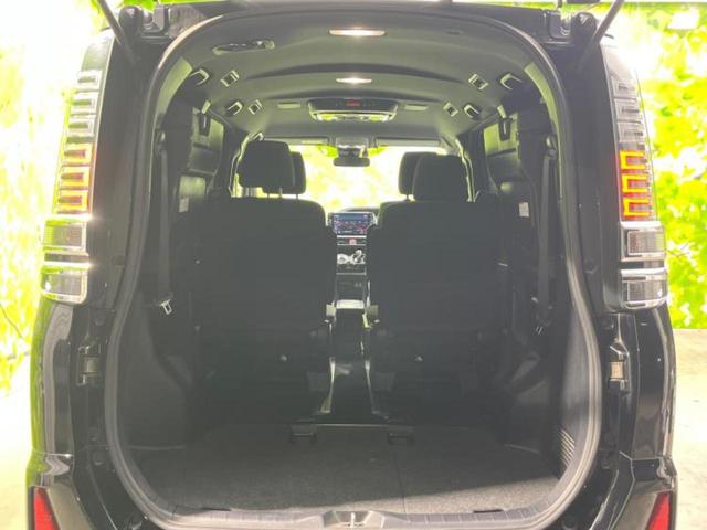 ヴォクシー ハイブリッドＺＳキラメキ　新品タイヤ／社外　１１インチ　メモリーナビ／フリップダウンモニター　社外　１２．８インチ／衝突安全装置／両側電動スライドドア／シートヒーター／車線逸脱防止支援システム　衝突被害軽減システム　ＤＶＤ再生（8枚目）