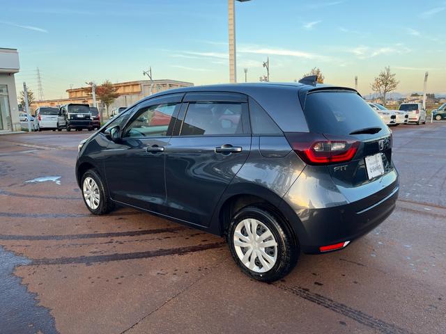 フィット e:HEVホーム リヤカメラ DVD再生可能 VSA サイドカーテンエアバック 前後ソナー スマートキ 踏み間違い防止 盗難防止装置 クルコン ETC車載器 パワーウィンドウ LEDヘッドライト(5枚目)