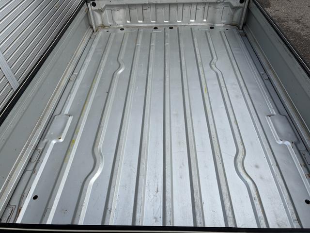 キャリイトラック ＫＣエアコン・パワステ　ＣＤ・ラジオ・４ＷＤ（14枚目）