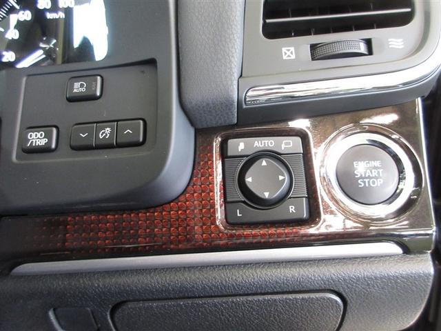 �v�b�V�����̃X�^�[�g�{�^���ƁA�~���[�̒��߃X�C�b�`�ł��B�h�A���b�N�Ŏ����I�Ƀ~���[��܂肽���ނ��Ƃ��ł��܂��B