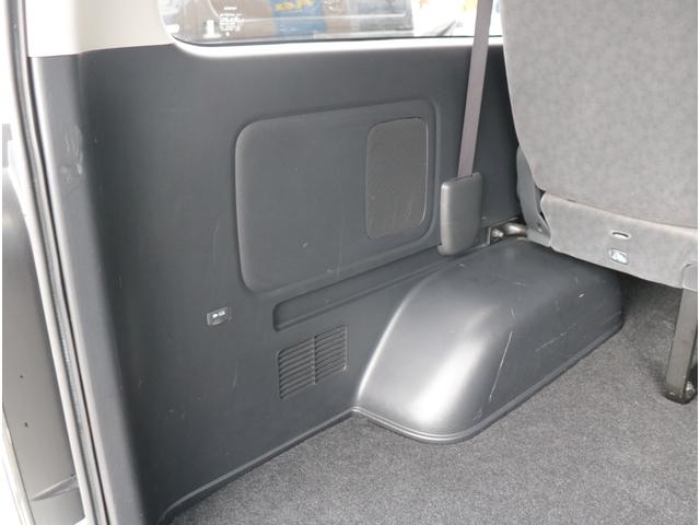 ハイエースワゴン グランドキャビン　グランドキャビン４ＷＤ・１インチローダウン・フロントスポイラー・Ｄｅｌｆ０６　１７インチアルミホイール・ナスカータイヤ・オーバーフェンダー・ＬＥＤテールランプ・ＬＥＤハイマウント・ナビ（37枚目）