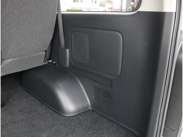ハイエースワゴン グランドキャビン　グランドキャビン４ＷＤ・１インチローダウン・フロントスポイラー・Ｄｅｌｆ０６　１７インチアルミホイール・ナスカータイヤ・オーバーフェンダー・ＬＥＤテールランプ・ＬＥＤハイマウント・ナビ（50枚目）