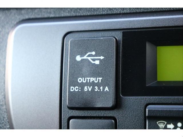 ハイエースバン スーパーＧＬ　ダークプライムＩＩ　ジャオス　スキットバーオーバーフェンダーＸＪ０４　１６ＡＷオープンカントリータイヤクラシックテールランプブラウンベッドキットシートカバーＰｉｏｎｅｅｒ７インチナビサイドバーＥＴＣ　ＣＦカーゴマット（6枚目）