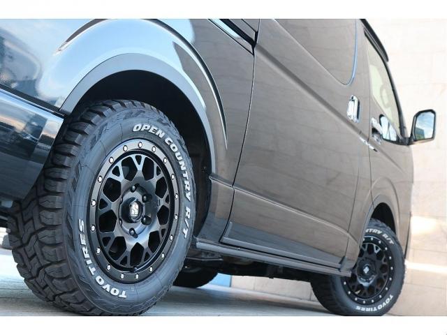 ハイエースバン スーパーＧＬ　ダークプライムＩＩ　ジャオス　スキットバーオーバーフェンダーＸＪ０４　１６ＡＷオープンカントリータイヤクラシックテールランプブラウンベッドキットシートカバーＰｉｏｎｅｅｒ７インチナビサイドバーＥＴＣ　ＣＦカーゴマット（20枚目）