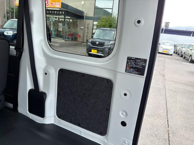 ハイゼットカーゴ ＤＸ　届出済未使用車　４ＷＤ　ＣＶＴ　衝突被害軽減システム　クリアランスソナー　両側スライドドア　キーレスエントリー　アイドリングストップ　オートライト　ＥＳＣ　エアコン　パワーステアリング（46枚目）