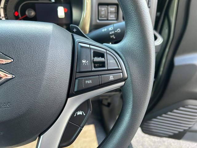 高速道路で便利なクルーズコントロール機能が付いていますよ。速度を設定するとアクセルを踏まなくても一定の速度で走ることができるので足を休ませる事ができますね。