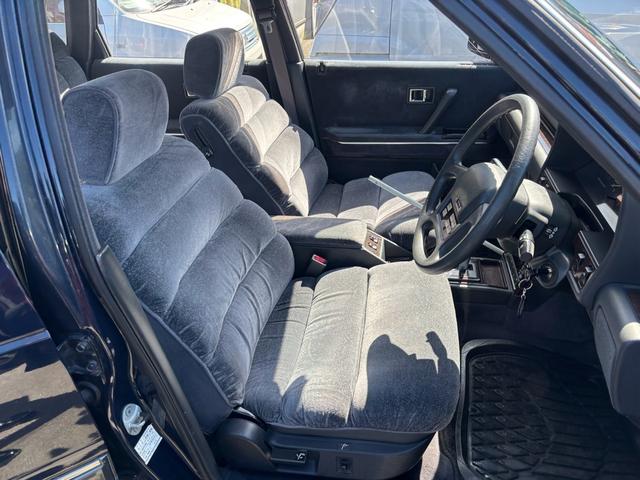 デボネアＶ ロイヤル　Ｖ６　３．０　ＤＯＨＣ　オートマ　走行９７５００Ｋｍ台　パワーシート　ウッドパネル　車検整備付ｃ　１５インチアルミホイール（9枚目）