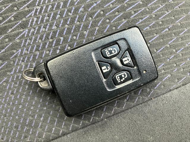 店頭販売も行っておりますので、先に在庫が無くなってしまう場合もございます。気になるお車がございましたら、お早めにご連絡をお願いいたします。パワースライドドア対応スマートキー