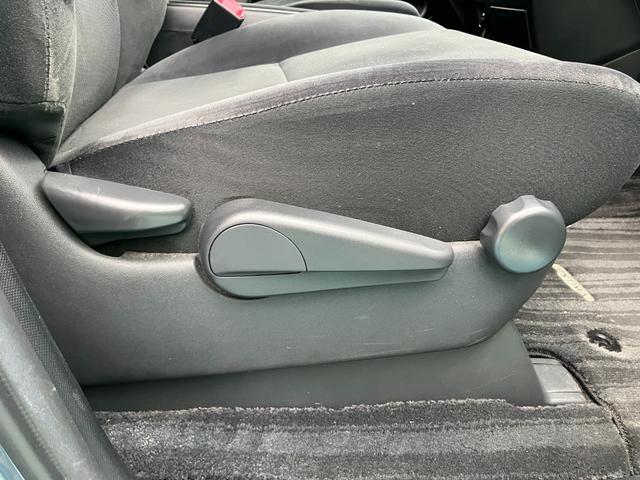 運転席シートアジャスター