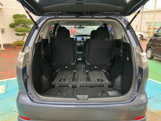 ３列目シートはトランクフロアに収納可能です。
