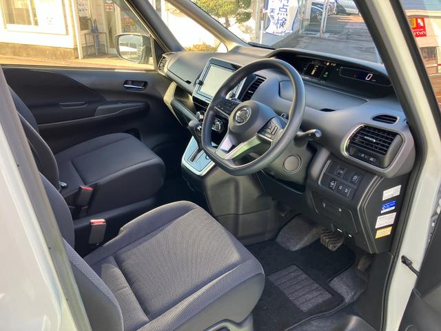 セレナ X VセレクションII 4WD 純正9インチフルセグナビTV アラウンドビューモニター 両側パワースライドドア エマージェンシーブレーキ パーキングアシスト ETC(8枚目)