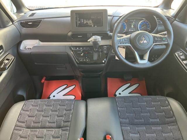 デリカミニ G プレミアム リミテッドエディション /4WD/届出済未使用車/e-アシスト/マイパイロット/ハンズフリー両側パワースライドドア/マルチアラウンドモニター/自動防眩ルームミラー/革巻きステアリング/LEDヘッドランプ/ハーフレザーシート(4枚目)