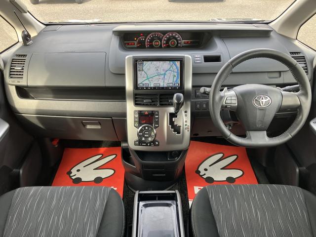 ヴォクシー ＺＳ　煌ＩＩ　８インチフルセグナビ　Ｓ－ＶＳＣ　リアオートエアコン　両側パワースライドドア　メッキ加飾付キセノン　ウインカー付メッキドアミラー　高輝度シルバーメタリックグリル＆フォグランプベゼル（4枚目）