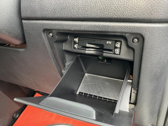 ヴォクシー ＺＳ　煌ＩＩ　８インチフルセグナビ　Ｓ－ＶＳＣ　リアオートエアコン　両側パワースライドドア　メッキ加飾付キセノン　ウインカー付メッキドアミラー　高輝度シルバーメタリックグリル＆フォグランプベゼル（18枚目）