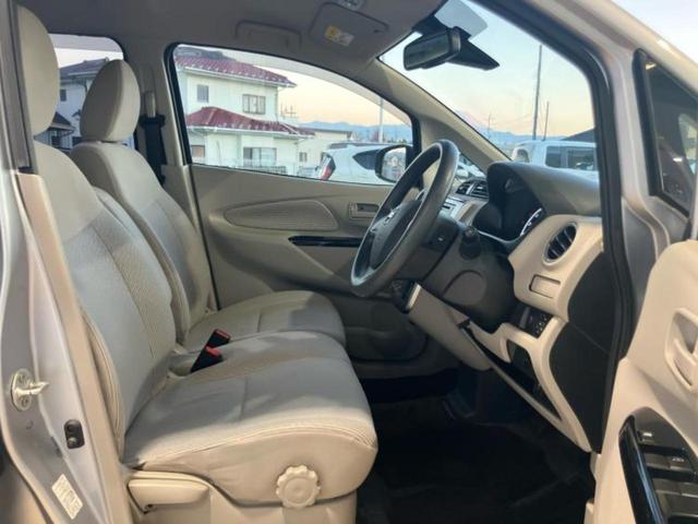 デイズ Ｘ　Ｖセレクションプラスセーフティ２　新品タイヤ／保証書／衝突安全装置／ヘッドランプ　ＨＩＤ／ＥＢＤ付ＡＢＳ／横滑り防止装置／アイドリングストップ／フロントモニター／サイドモニター／バックモニター／禁煙車／エアバッグ　運転席　バックカメラ（4枚目）