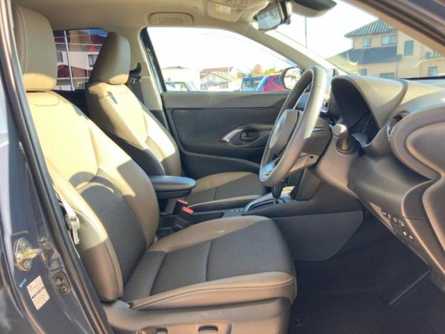 ヤリスクロス ハイブリッドZ 保証書/ディスプレイオーディオ+ナビ/衝突安全装置/シートヒーター/パノラミックビューモニター/車線逸脱防止支援システム/シート ハーフレザー/パーキングアシスト 自動操舵/電動バックドア 禁煙車(4枚目)