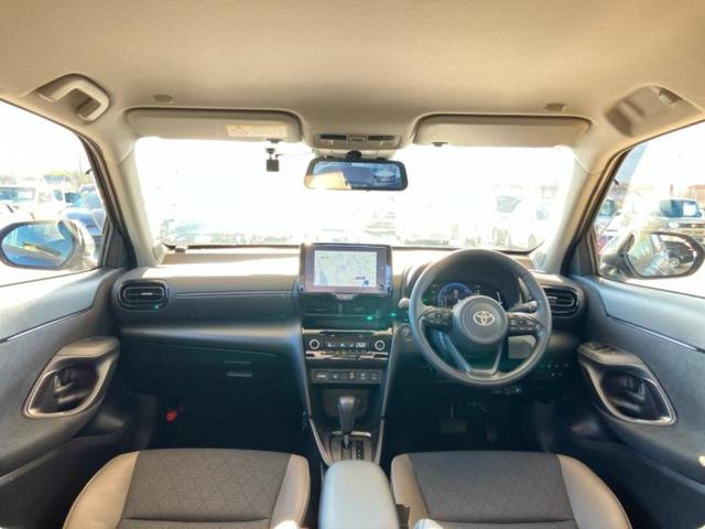 ヤリスクロス ハイブリッドZ 保証書/ディスプレイオーディオ+ナビ/衝突安全装置/シートヒーター/パノラミックビューモニター/車線逸脱防止支援システム/シート ハーフレザー/パーキングアシスト 自動操舵/電動バックドア 禁煙車(6枚目)