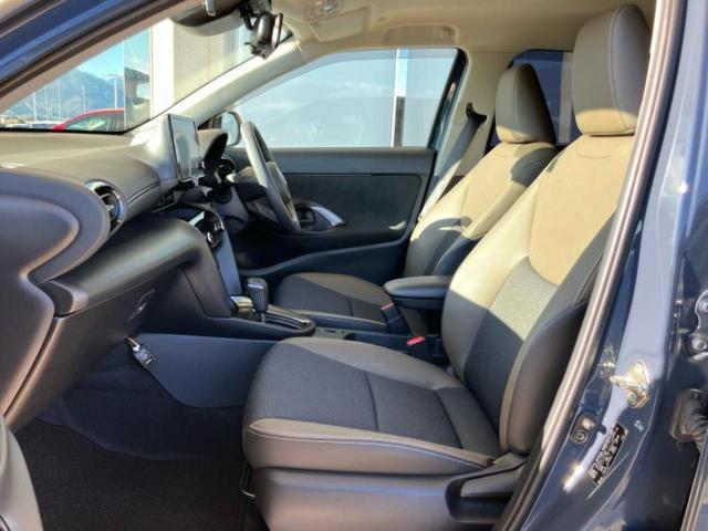 ヤリスクロス ハイブリッドZ 保証書/ディスプレイオーディオ+ナビ/衝突安全装置/シートヒーター/パノラミックビューモニター/車線逸脱防止支援システム/シート ハーフレザー/パーキングアシスト 自動操舵/電動バックドア 禁煙車(7枚目)