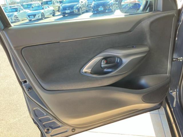 ヤリスクロス ハイブリッドZ 保証書/ディスプレイオーディオ+ナビ/衝突安全装置/シートヒーター/パノラミックビューモニター/車線逸脱防止支援システム/シート ハーフレザー/パーキングアシスト 自動操舵/電動バックドア 禁煙車(22枚目)