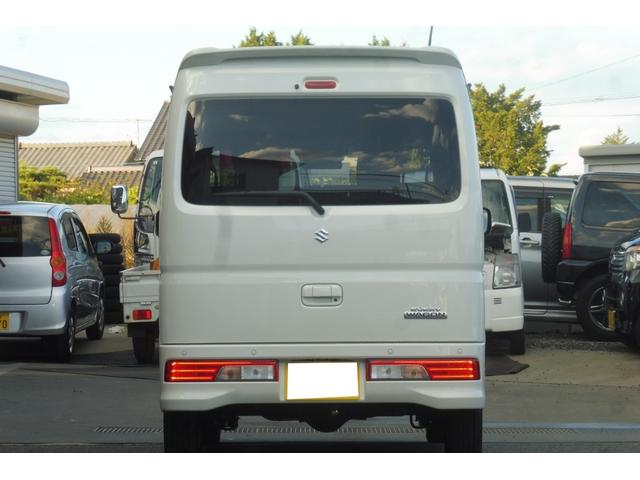 リヤはプライバシーガラスを採用しています