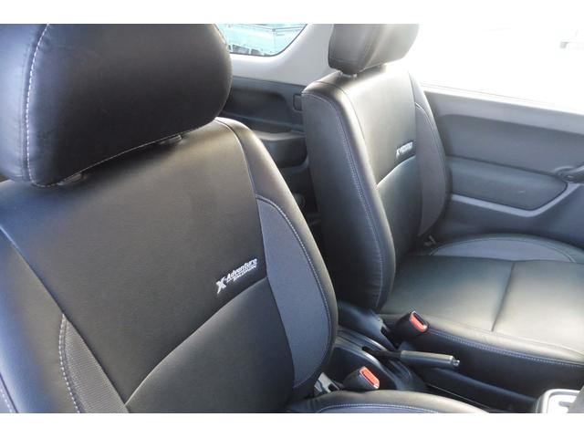レザー調シートを採用しています