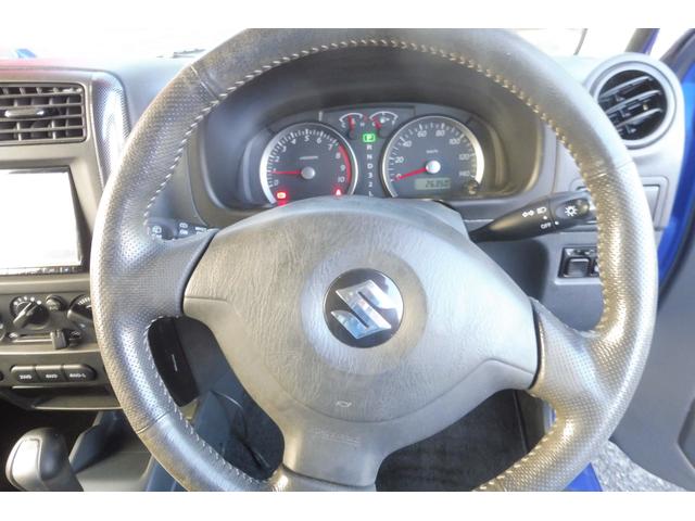 本革ステアリングを採用しています