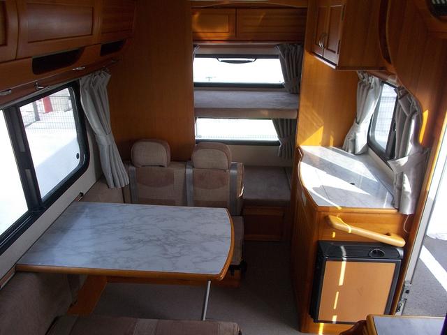 ボンゴトラック 　アミティー　２段ベット　ＦＦヒーター　ソーラーパネル　１５００Ｗインバーター　６人就寝　ＴＶ　外装同色再塗装済み（12枚目）