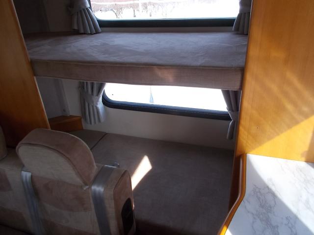 ボンゴトラック 　アミティー　２段ベット　ＦＦヒーター　ソーラーパネル　１５００Ｗインバーター　６人就寝　ＴＶ　外装同色再塗装済み（18枚目）