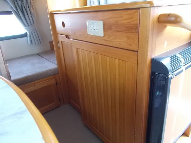 ボンゴトラック 　アミティー　２段ベット　ＦＦヒーター　ソーラーパネル　１５００Ｗインバーター　６人就寝　ＴＶ　外装同色再塗装済み（19枚目）