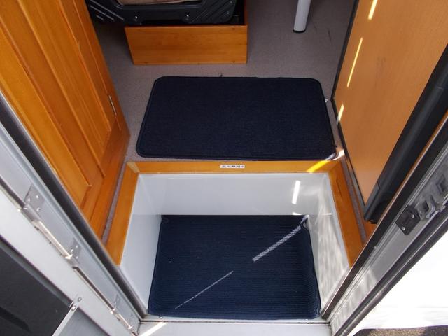 ボンゴトラック 　アミティー　２段ベット　ＦＦヒーター　ソーラーパネル　１５００Ｗインバーター　６人就寝　ＴＶ　外装同色再塗装済み（20枚目）