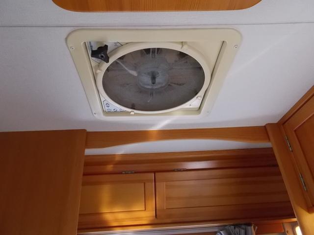 ボンゴトラック 　アミティー　２段ベット　ＦＦヒーター　ソーラーパネル　１５００Ｗインバーター　６人就寝　ＴＶ　外装同色再塗装済み（24枚目）