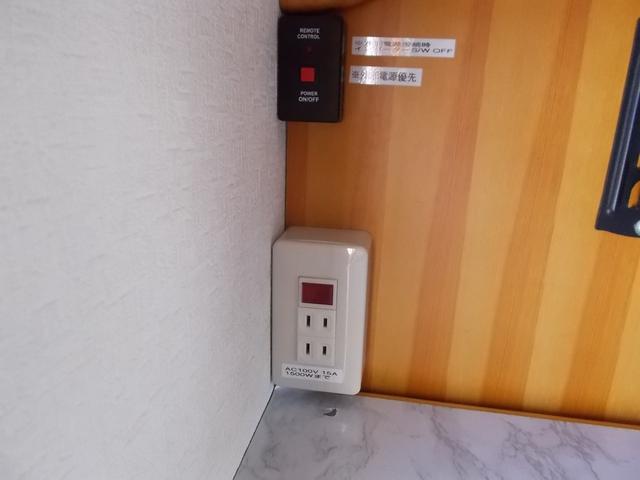 ボンゴトラック 　アミティー　２段ベット　ＦＦヒーター　ソーラーパネル　１５００Ｗインバーター　６人就寝　ＴＶ　外装同色再塗装済み（26枚目）