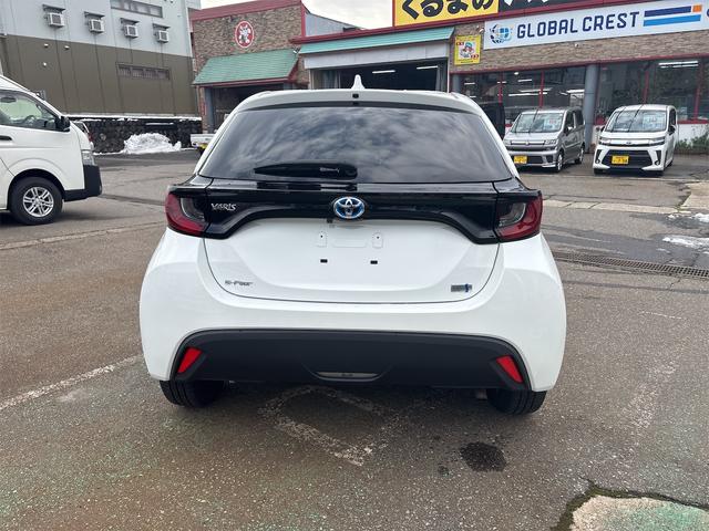 ヤリス ハイブリッドX 4WD ナビ Bluetooth USBポート バックカメラ ETC 衝突軽減ブレーキ 横滑り防止装置 レーダークルーズコントロール オートマチックハイビーム AC100V電源 スマートキー(3枚目)