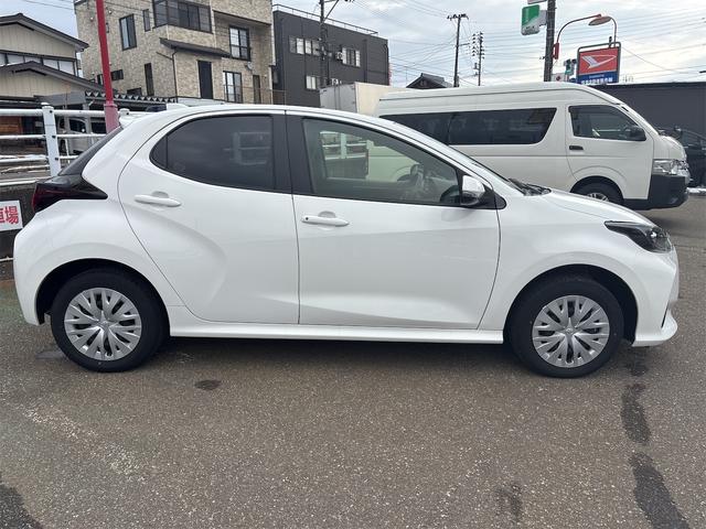 ヤリス ハイブリッドX 4WD ナビ Bluetooth USBポート バックカメラ ETC 衝突軽減ブレーキ 横滑り防止装置 レーダークルーズコントロール オートマチックハイビーム AC100V電源 スマートキー(4枚目)