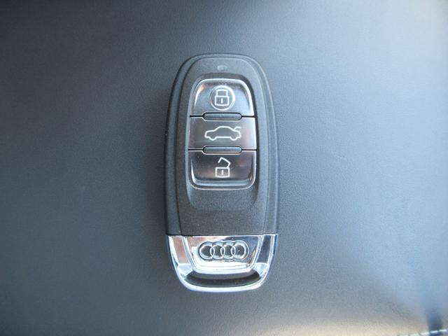 Ａ４ ２．０ＴＦＳＩ　Ｓラインパッケージ　車検整備付　地デジナビ　バックカメラ　スマートキー　プッシュスタート　運転席助手席パワーシート　電子パーキングブレーキ　純正１８インチアルミホイール　禁煙車（27枚目）