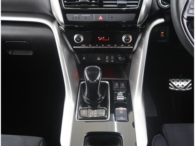 エクリプスクロスPHEV P 禁煙車 社有車UP 電動リヤゲート スマホ連携ナビ 全方位カメラ マイパイロット ステアリングリモコン ハンドルヒーター シートヒーター 運転席電動シート USBポート AC1500W ブラック内装(25枚目)