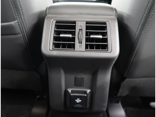 後席用のエアコンの吹き出し口になります