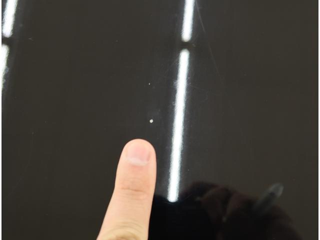 ボンネットに飛び石傷がございます